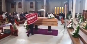 Cumple su promesa y se pone a bailar en el funeral de su mujer