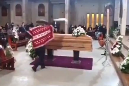 Cumple su promesa y se pone a bailar en el funeral de su mujer