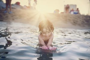 niña orilla del mar