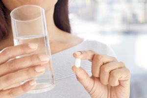 mujer ibuprofeno sol quemaduras agua vitamina