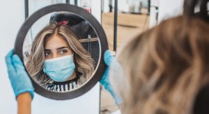 mujer peinado coronavirus mascarilla caída cabello