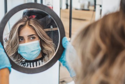 mujer peinado coronavirus mascarilla caída cabello