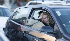 mujer aburrida tráfico atasco verano