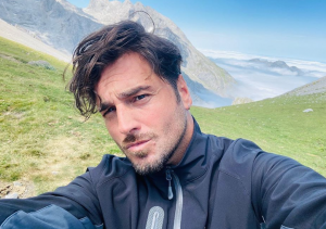 bustamante cantante artista español montaña playa