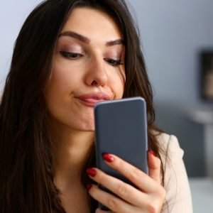 mujer utilizando un móvil