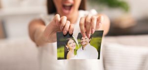 Mujer rompe fotografía de ex pareja señales