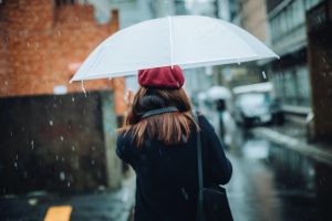 mujer con paraguas
