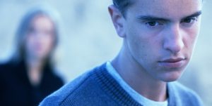 adolescente enfadado