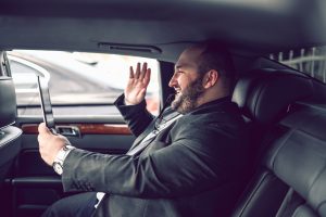 hombre saluda a una tablet