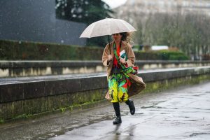 mujer corre paraguas un día de lluvia