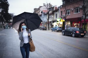 mujer paraguas mascarilla