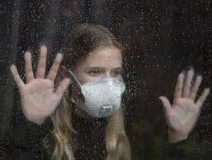 mujer lluvia mascarilla