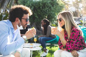 pareja toma algo en una terraza