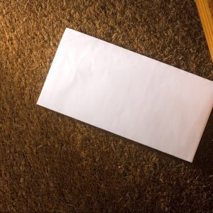 carta debajo de la puerta