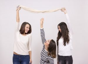 mujer juegan con un pañuelo