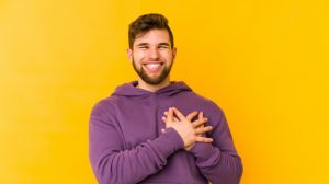 mano corazon hombre saludo