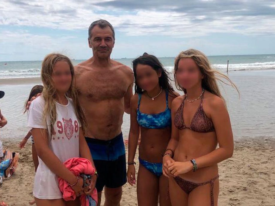 toni cantó salvador playa