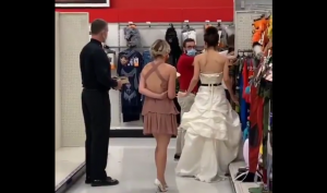 Acude al trabajo de su pareja vestida de novia para exigirle que le pida matrimonio