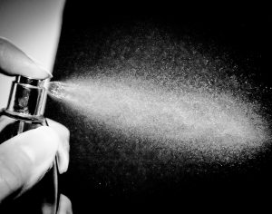 echarse fragancia blanco y negro