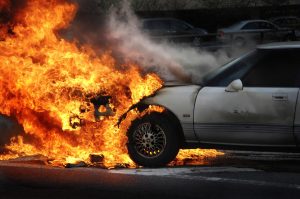 coche quemándose
