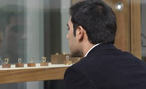 hombre mira en una joyería