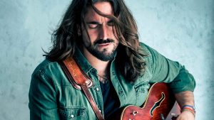 Andrés Suárez toca la guitarra