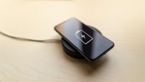 Teléfono móvil cargando