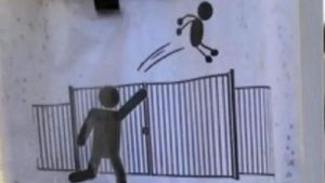 cartel colegio niño verja