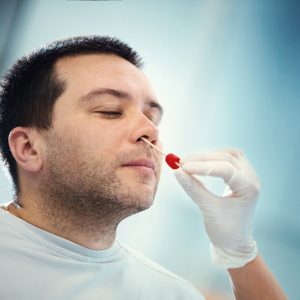 hombre test coronavirus