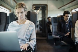 mujer con ordenador en un tren