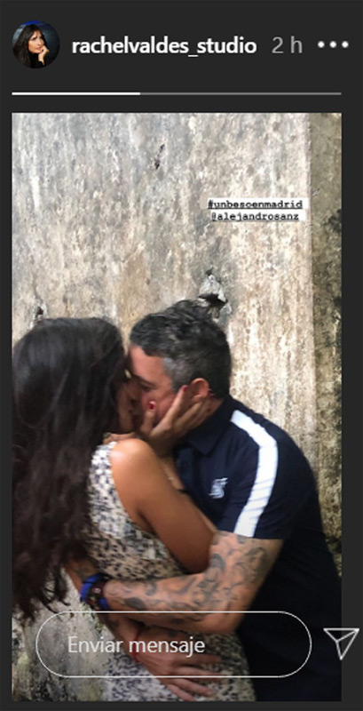 Rachel Valdés y Alejandro Sanz se besan