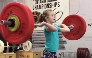 ¡Una niña de récord! Capaz de levantar 80 kilos con solo 7 años