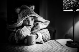 niño bebe vaso de leche