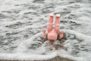muñeca en el mar