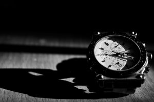 reloj blanco y negro
