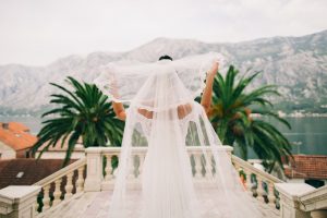 mujer boda balcón