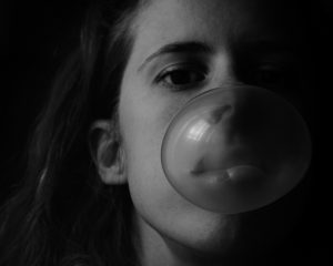 niña mastica chicle