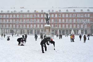 plaza mayor con nieve