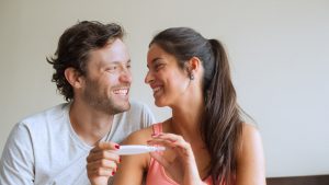 pareja test embarazo