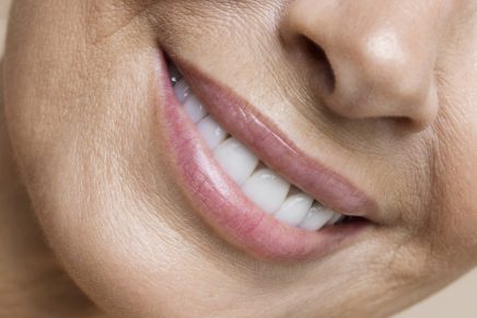 Mujer sonriendo muestra los dientes