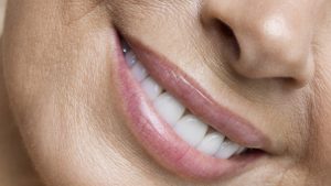 Mujer sonriendo muestra los dientes