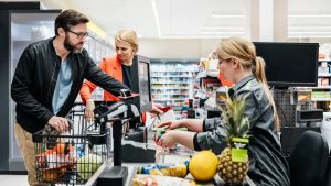 pareja en el supermercado