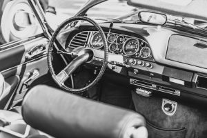 coche blanco y negro volante