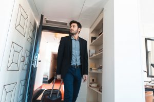 hombre traje maletas