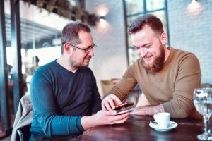 pareja gay en un restaurante