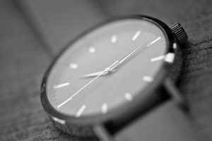 reloj blanco y negro