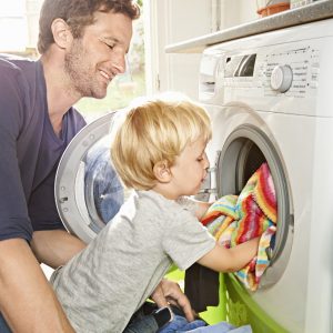Niño lavadora