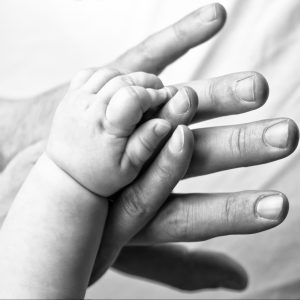 Manos bebé y adultos