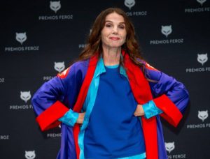 Victoria Abril posando sin mascarilla en los Premios Feroz