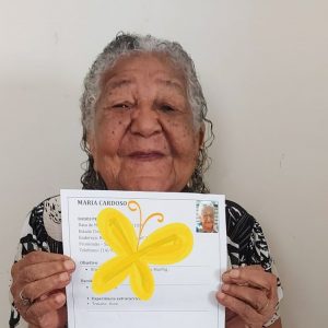 Mujer de 101 con su currículum